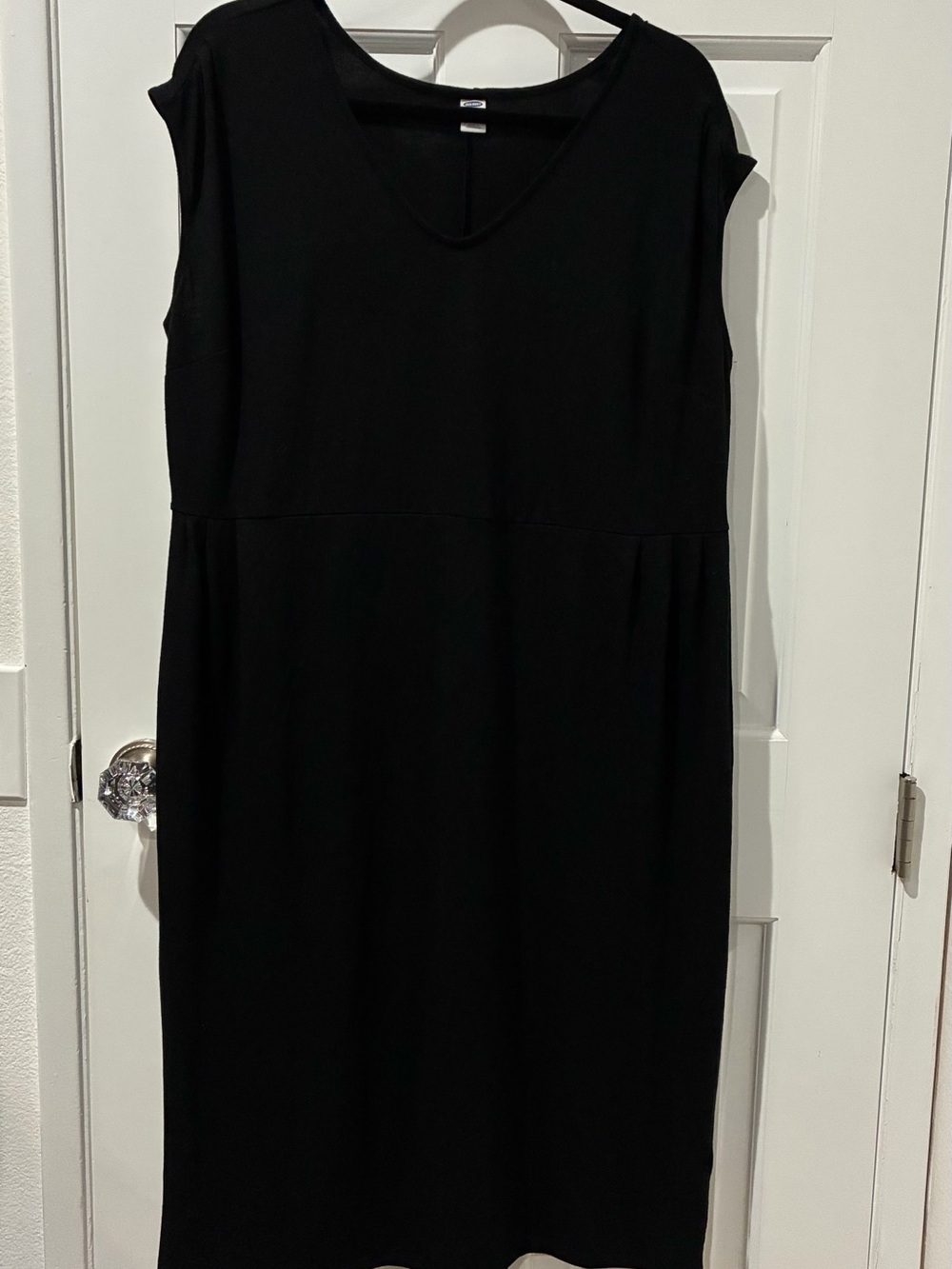 Old Navy black sleeveless, waist-defined V-neck dress, 1x